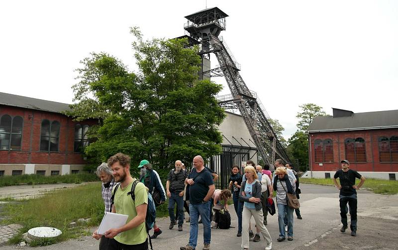 TERÉNNÍ přednáška s názvem „Haldy tady prostě jsou“ vedla od někdejší ostravské šachty Petr Bezruč na odval známý jako Ema.