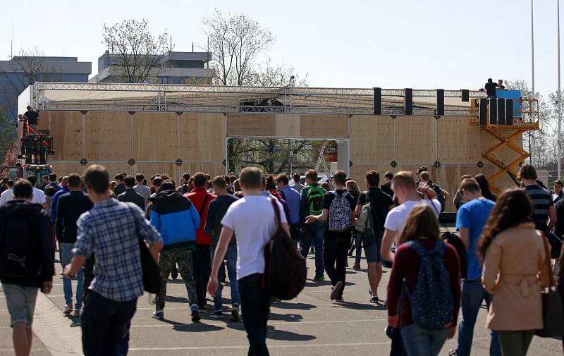 Koordinačního cvičení v okolí a uvnitř ostravské ČEZ Arény pro prověření bezpečnostních opatření na MS v hokeji se zúčastnilo více než sto policistů a tři tisíce studentů.