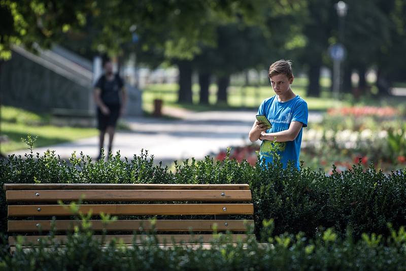 Ve snaze nachytat co nejvíce pokémonů nachodí její hráči s mobilním telefonem v ruce mnoho kilometrů denně.