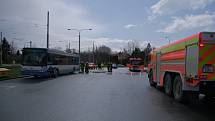 Čtyři jednotky hasičů zasahovaly ve čtvrtek 8. dubna odpoledne u požáru motoru naftového autobusu Irisbus, který stál na okraji dopravního terminálu v Ostravě-Hranečníku.