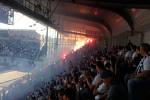 Slezské derby Baník vs. Slezský FC - opavští fanoušci v kotli odpálili pyrotechniku.