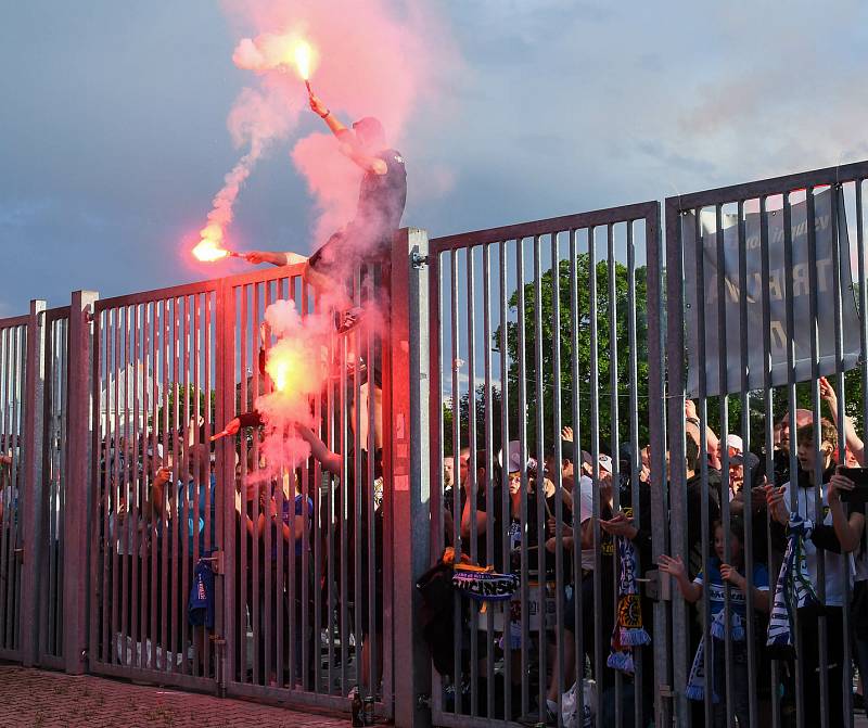Fotbalisté Baníku Ostrava odehráli v sobotu 15. května 2021 utkání 32. ligového kola se Zlínem. Fanoušci Baníku nechyběli ani před branami stadionu.