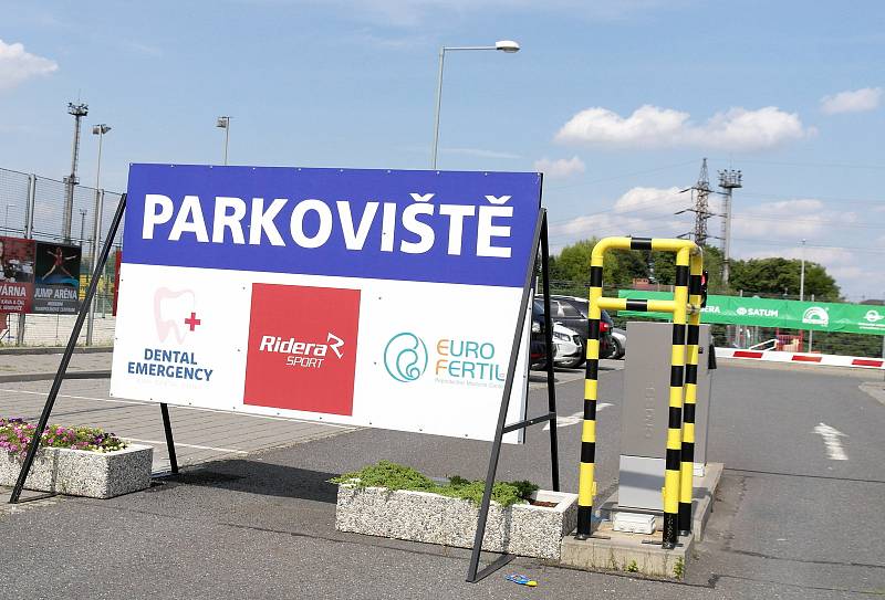 Zubní pohotovost u městského stadionu v Ostravě-Vítkovicích má více než stoprocentní nárůst pacientů a lidé s bolestmi dlouhé čekání venku těžce zvládají, někteří vyhledají ošetření i mimo kraj.