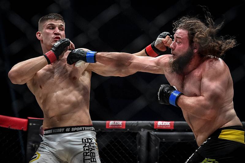 MMA Octagon 11 v Ostravar aréně, 16. března 2019 v Ostravě. Na snímku (v červeném) Miloš Petrášek proti Jeremy Kimball.