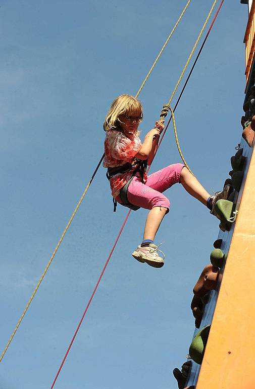 Děti z letního příměstského tábora pořádaného Střediskem volného času v Ostravě si vyzkoušely i lezení na boulderingové stěně v sadu Jožky Jabůrkové v Ostravě-Vítkovicích.