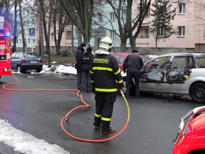 Zásah hasičů u požáru vozidla ve Volgogradské ulici. 