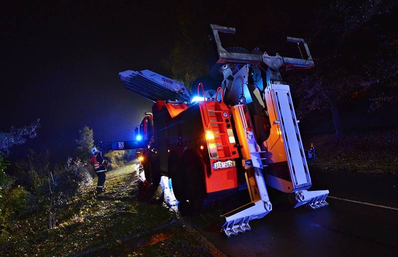 Auto skončilo na střeše a poškodilo plot rodinného domu.