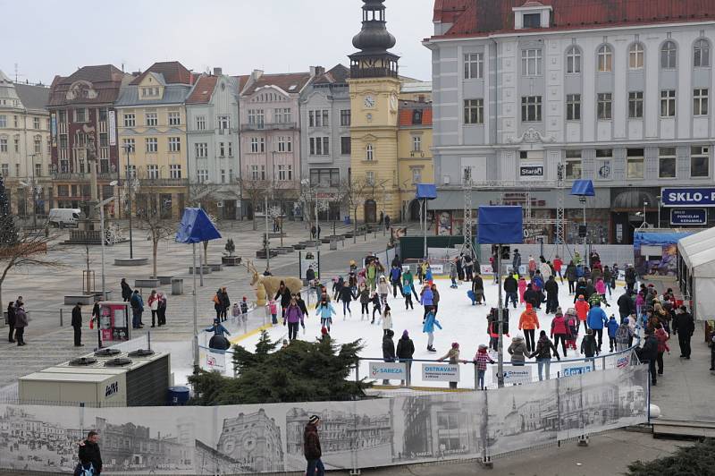 Vánoční kluziště na Masarykově náměstí v Ostravě.