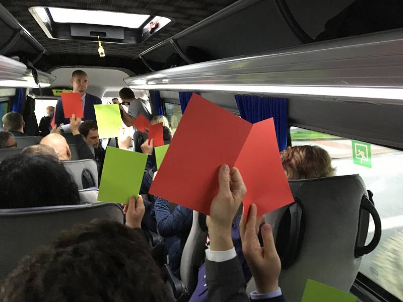 V rámci předvolebního projektu Deník-bus jsme vyrazili s lídry 10 politických stran z Ostravy za voliči na Karvinsko.