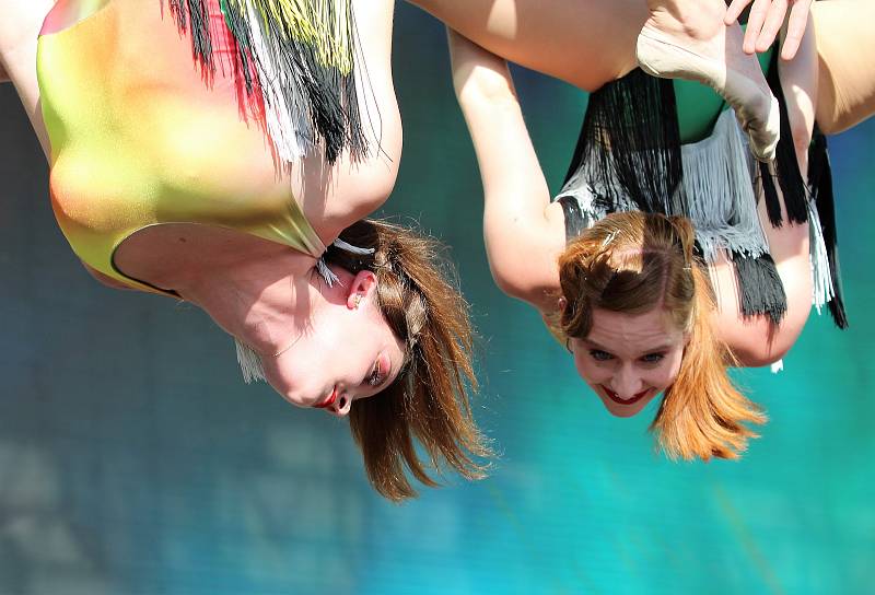 Úderem sedmnácté hodiny oficiálně začal ve středu 13. července ostravský festival Colours of Ostrava. Zahájení festivalu obstaral Cirk La Putyka.