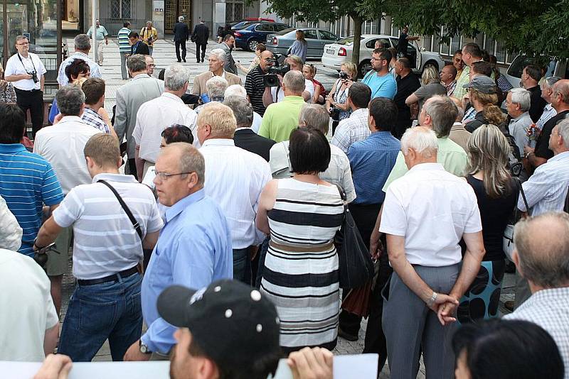 Více než stovka starostů menších měst a obcí z celého Moravskoslezského kraje se dnes dopoledne sešla před ostravskou radnicí. 