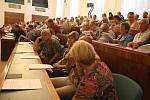 Více než stovka starostů menších měst a obcí z celého Moravskoslezského kraje se dnes dopoledne sešla před ostravskou radnicí. 