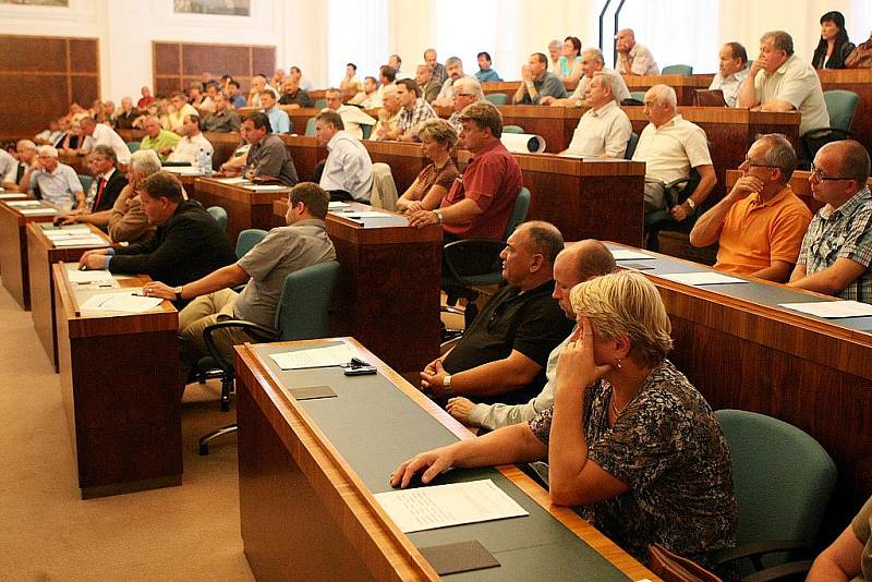 Více než stovka starostů menších měst a obcí z celého Moravskoslezského kraje se dnes dopoledne sešla před ostravskou radnicí. 