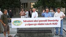 Více než stovka starostů menších měst a obcí z celého Moravskoslezského kraje se dnes dopoledne sešla před ostravskou radnicí. 