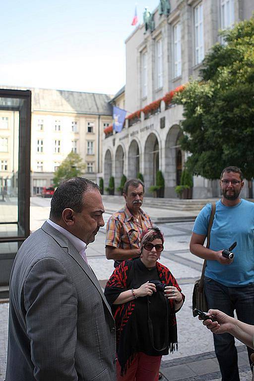 Více než stovka starostů menších měst a obcí z celého Moravskoslezského kraje se dnes dopoledne sešla před ostravskou radnicí. 