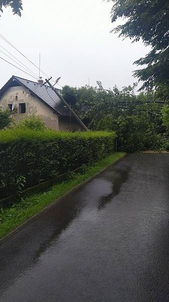 Zásah hasičů v Kopřivnici, místní části Lubina, při odstraňování následků vytrvalých dešťů, 21. června 2020.