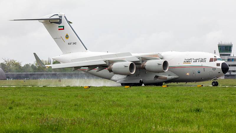 Kuvajtské letectvo poslalo v pondělí 17. května do Ostravy svůj těžký transportní letoun Boeing C-17A Globemaster III. Ve flotile má dva, v česku se Kuvajťané s Globemasterem ukázali poprvé.