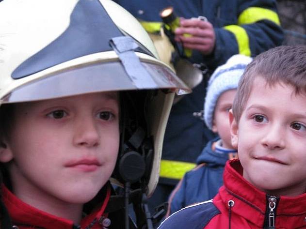 Noc s Andersenem. Už poosmé mohli malí ostravští čtenáři přenocovat mezi regály plnými knih. Na kutě se jim ale během pestré akce moc nechtělo. Celou noc na ně totiž čekalo mnoho her a zážitků, třeba hasiči v knihovně na Podroužkově ulici v Porubě.