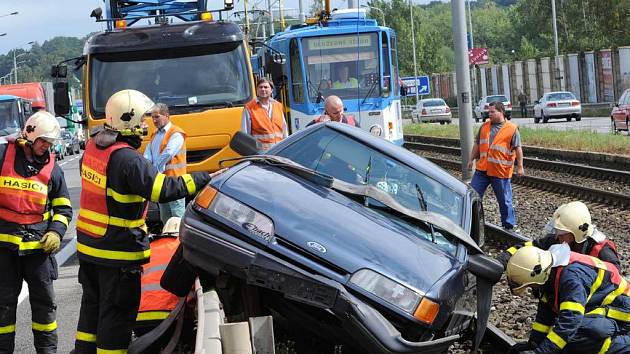 Záběry z pondělní nehody mezi automobilem a tramvají na Opavské ulici v Ostravě-Porubě