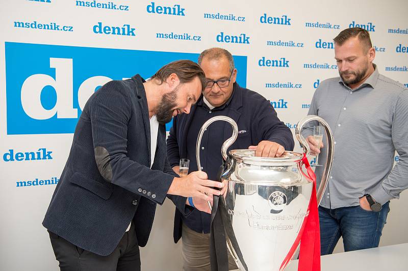 Marek Jankulovski přivezl do redakce Deníku OC Laso v Ostravě ukázat pohár pro vítěze Ligy mistrů, září 2022.