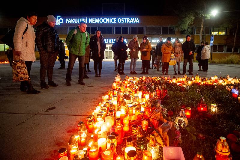Den druhý po střelbě ve Fakultní nemocnici Ostrava (FNO), 11. prosince 2019 v Ostravě. Na snímku svíčky před budovou FNO.