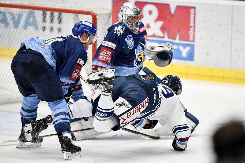 43. kolo hokejové extraligy mezi HC Vítkovice Ridera - HC Rytíři Kladno v Ostravě dne 2. února 2020. Na snímku (zleva) Brendon Nash z Kladna a Nicolas Werbik z Vítkovic.