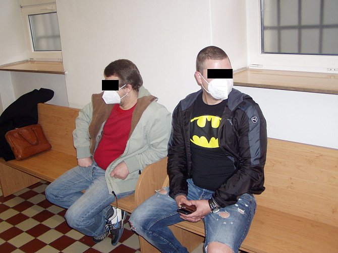 Otec Petr B. (vlevo) i jeho syn Ondřej uzavřeli se státní zástupkyní dohodu, díky které unikli vězení.