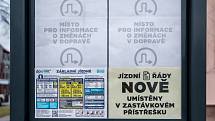 Nové označníky Dopravního podniku Ostrava, zastávka Vozovna trolejbusů, únor 2020 v Ostravě.