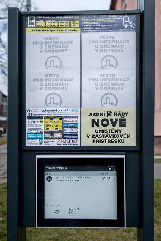 Nové označníky Dopravního podniku Ostrava, zastávka Vozovna trolejbusů, únor 2020 v Ostravě.