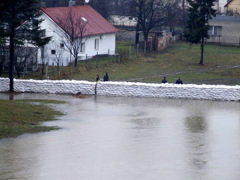 Hasiči v pátek v podvečer vybudovali protipovodňovou hráz u břehu řeky Odry v Ostravě-Koblově.