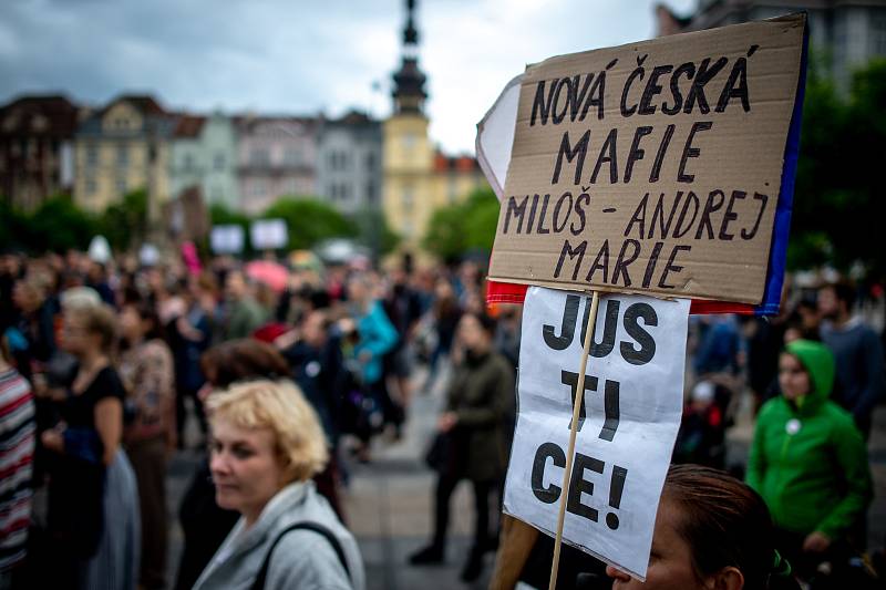 Demonstrace za nezávislou justici a proti vládě na Masarykově náměstí v Ostravě, 28. května 2019.