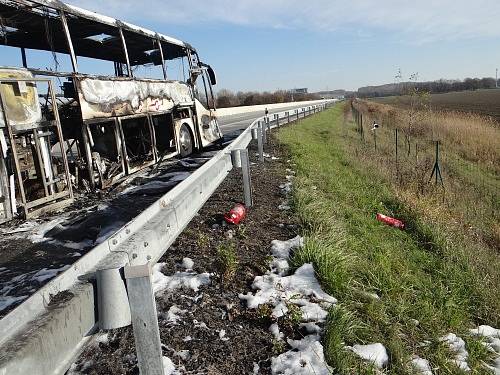 Zásah hasičů u požáru autobusu na D1 za Bohumínem.