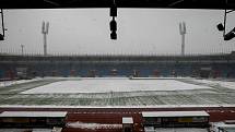 Středa 19. dubna 2017 v Ostravě. Odklízení sněhu z hrací plochy na stadionu ve Vítkovicích.