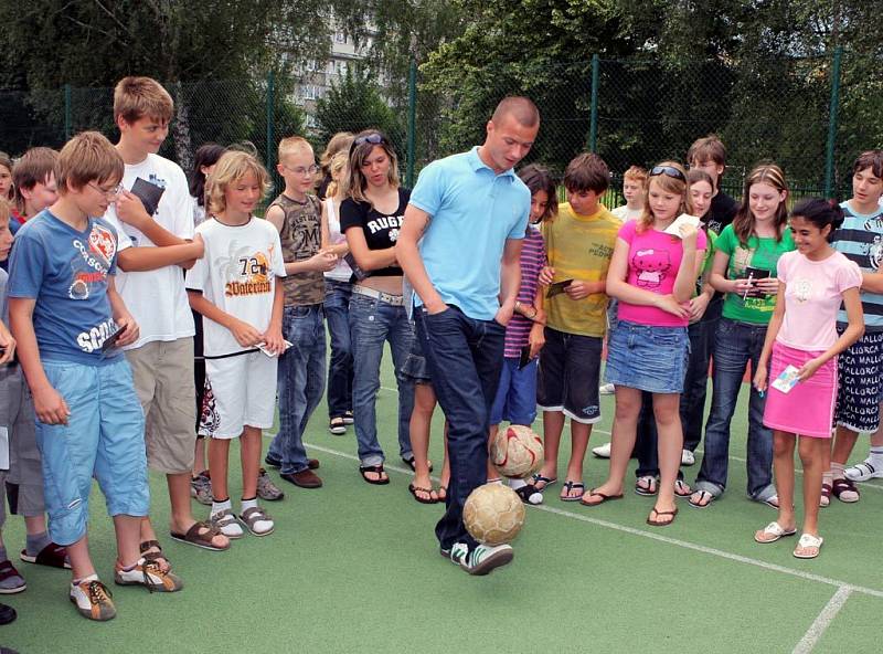 Václav Svěrkoš potěšil svojí návštěvou školáky ze Základní školy Mitušova v Ostravě