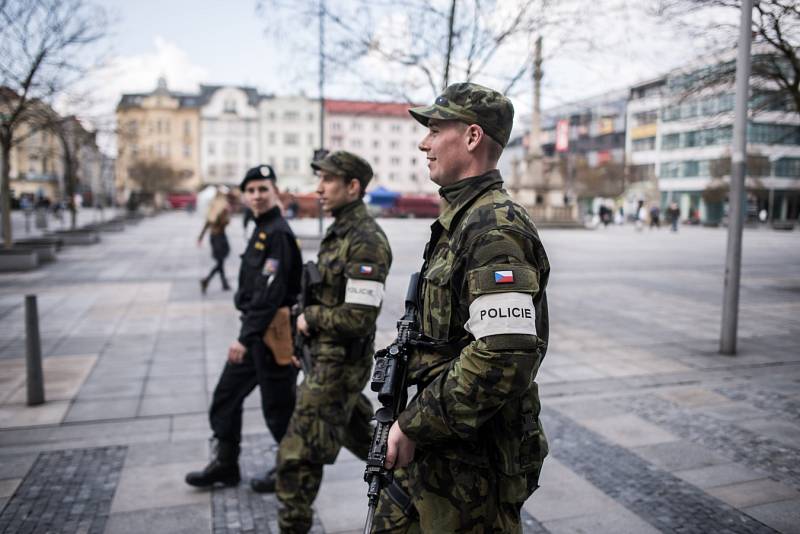 Společné hlídky vojáků a policistů v ulicích Ostravy i dalších měst České republiky se objevily například v reakci na teroristické útoky v Bruselu. Ilustrační foto.