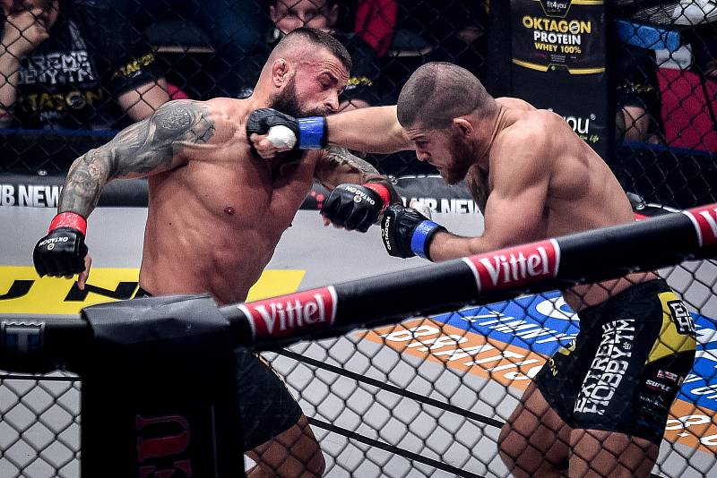 MMA Octagon 11 v Ostravar aréně, 16. března 2019 v Ostravě. Na snímku (v červeném) Karlos Vémola proti Pawel Brandýs.