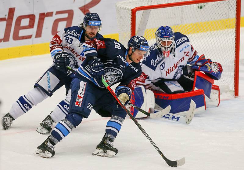 Utkání 3. kola hokejové extraligy: HC Vítkovice Ridera - Bílí Tygři Liberec, 20. září 2019 v Ostravě. Zleva Šimon Stránský z Vítkovic, Michal Bulíř z Liberce a brankář Vítkovic Daniel Dolejš.