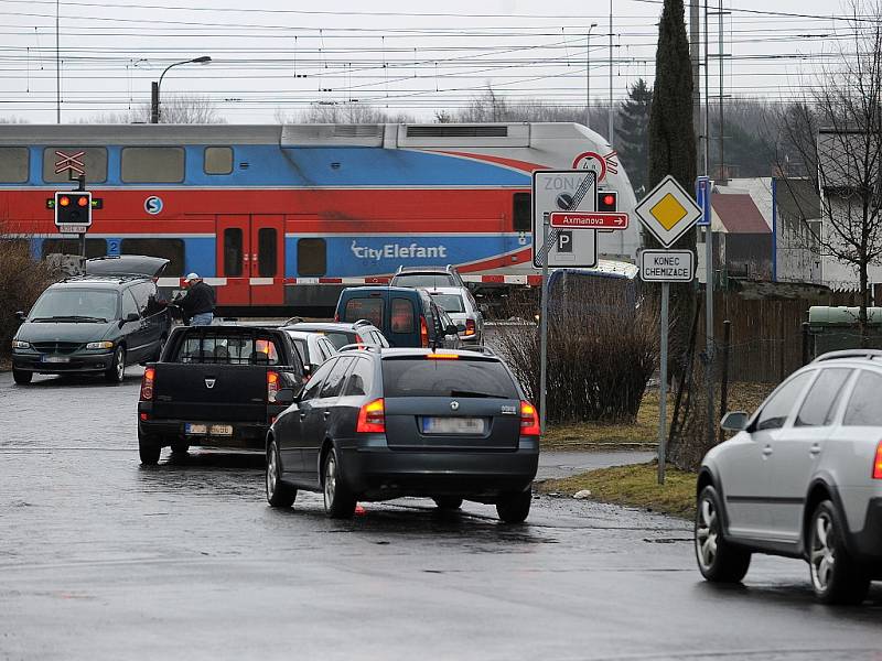 Kolony aut, tvořící se nyní v ulici Bratří Sedláčků, trápí obyvatele této svinovské lokality.