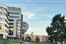 Balon zachycený objektivem čtenářky Deníku v neděli odpoledne (foceno z auta, z ulice 28. října ve směru z centra Ostravy na Porubu), neděle 1. října 2023.