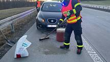 Tři jednotky hasičů zasahovaly v pátek 8. dubna 2022 ráno u nehody celkem sedmi osobních vozidel na dálnici D48 u obce Hukvaldy v okrese Frýdek-Místek.  