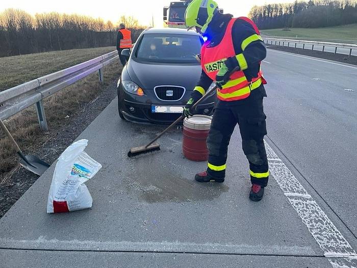 Tři jednotky hasičů zasahovaly v pátek 8. dubna 2022 ráno u nehody celkem sedmi osobních vozidel na dálnici D48 u obce Hukvaldy v okrese Frýdek-Místek.  