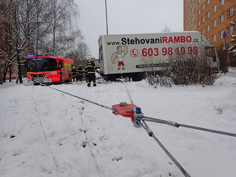 Vyprošťování zaklíněného stěhovacího vozu ve Výškovické ulici v Ostravě.