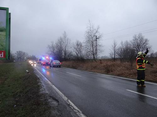 Profesionální hasiči z Ostravy-Poruby se postarali v pátek v podvečer o rychlé vytažení osobního automobilu Škoda Felicia z příkopu.