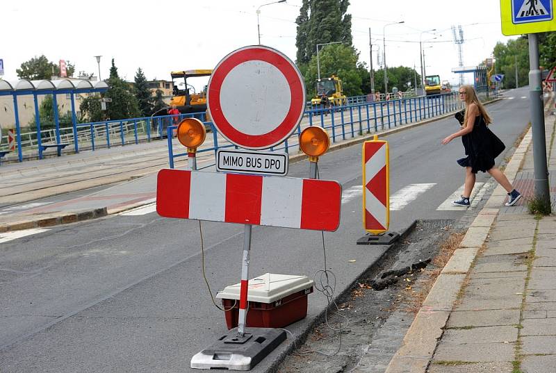 Závodní ulice v úseku u vítkovického nádraží bude až do poloviny října kompletně uzavřena.