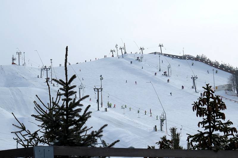 Tošovický areál zaplnili o víkendu lyžaři, snowboardisté i bobisté.