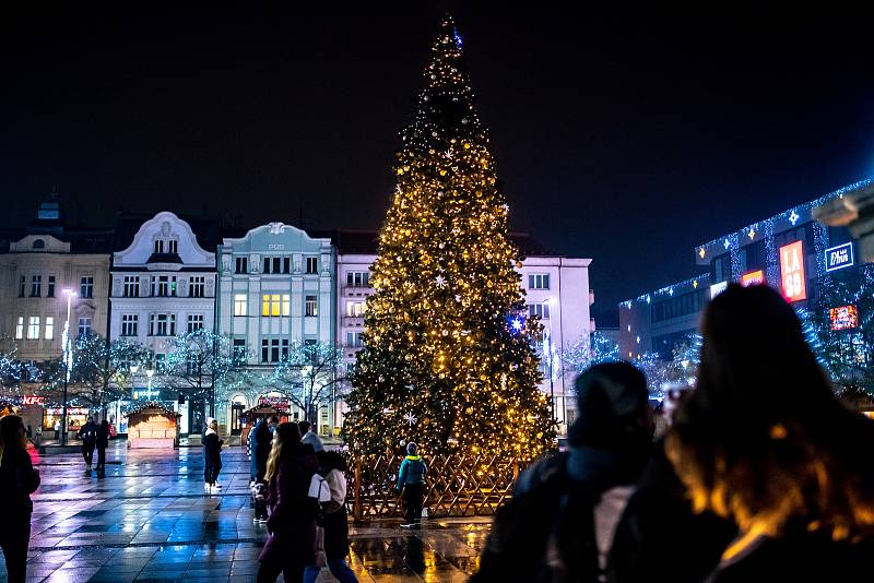 Vánoční strom na Masarykově náměstí v Ostravě.