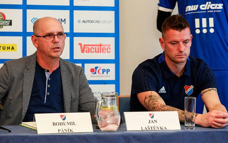 Tisková konference FC Baníku Ostrava.Na fotografii vlevo Bohumil Páník, vpravo Jan Laštůvka