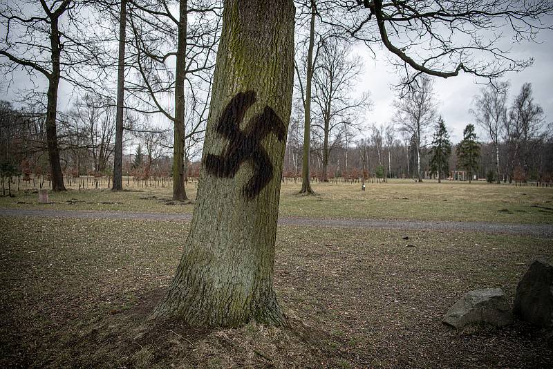 Vandal nesprejoval hákové kříže v Bělském lese, 24. března 2021 v Ostravě.