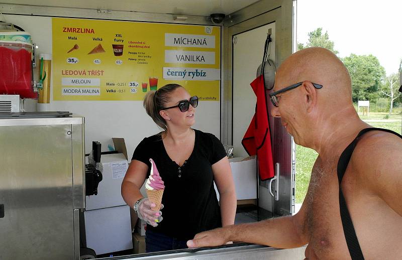 Štěrkovna, tedy oficiální rekreační areál, je otevřena od soboty a sezona se rozjíždí, kolem se však rekonstruuje a blízkost stavby znamená i určitá omezení.