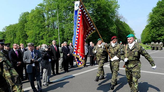 Kladení věnců u památníku osvobození v ostravském Komenského parku